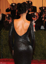 高清组图：蕾哈娜黑色露背礼服亮相时装庆典