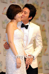 组图：郑俊浩举行婚前记者会 与未婚妻含情脉脉对视