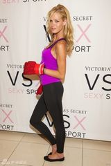 组图：超模艾琳-希瑟顿穿运动背心变性感拳击手