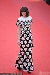 组图：米拉-乔沃维奇戛纳走秀 碎花长裙雷人