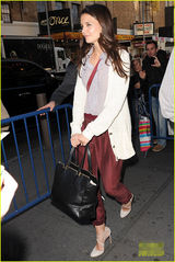 组图：凯蒂亮相纽约街头与粉丝微笑合影