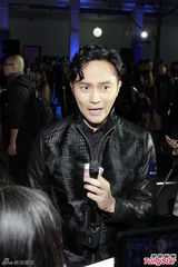 组图：张智霖皮衣有型 同场女星露底抛奶斗性感