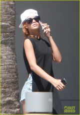 组图：蕾哈娜不规则裙装超个性 一路狂煲电话粥