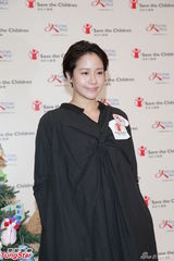 组图：林嘉欣阔身衫孕味浓 曹格恨收女儿亲织衣衫