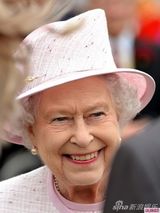 组图：凯特王妃鹅黄套裙亮相 与婆婆亲密交谈