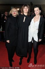 组图：《她们》柏林首映朱丽叶-比诺什热拥搭档