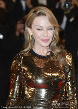 组图：凯莉-米洛金色裹身长裙走红毯霸气足