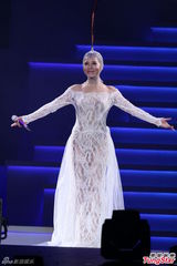 组图：丁当开唱险出事故 与徐佳莹女女亲吻