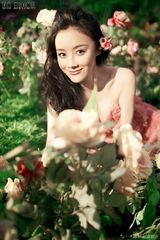 组图：袁姗姗薄纱裙写真 花丛美人娇艳秀乳沟