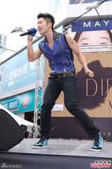 组图：吴建豪穿背心秀身材 幽默学大卫雕塑