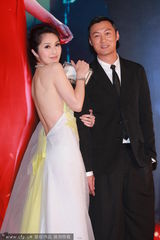 组图：杨千嬅着露背美裙现身 余文乐显帅气