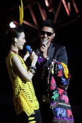 组图：范玮琪上海开唱 陈建州现身献热吻