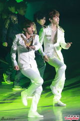 组图：东方神起开唱 劲歌热舞粉丝high不停