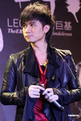 组图：古巨基三年磨一剑再发声 张柏芝令其请客