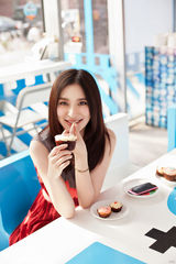 组图：熊乃瑾携宠物拍杂志封面 享受悠闲午后时光