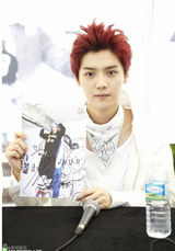 高清图：韩团EXO釜山办签名会 白衣帽清爽邻家