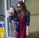 组图：贝嫂单手抱女秀巨钻 小七嘟嘴冲镜头卖萌