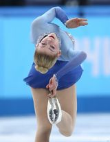组图：美国花滑萝莉冰场炫技 蓝裙灵动似睡美人