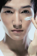 幻灯图：许诺拍美容大片 立体五官显男色诱惑