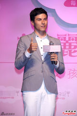 组图：凤小岳亮相产品代言 西装笔挺帅气有型