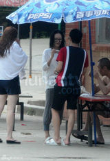 组图：撒贝宁穿情侣鞋探班章子怡 清凉玩漂流