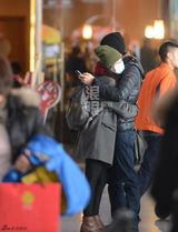 独家：高圆圆送赵又廷离京 牵手依偎机场拥吻