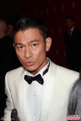 组图：刘德华西装领结变王子 生日愿望再添丁