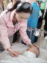 幻灯图：翁虹亲赴玉树献爱心 获年度公益大奖