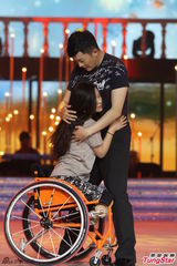 组图：郑少秋热舞扭腰不断 容祖儿不惧男友吃醋