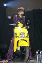 组图：萧敬腾开唱回归音乐本身 一套服装到底