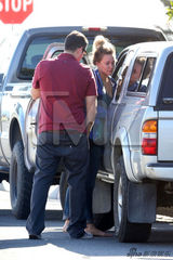 组图：保罗女友车祸后首现身 擦拭眼泪深陷悲伤