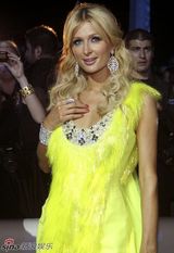 高清组图：希尔顿嫩黄礼服现身夜店 尽情热舞享乐