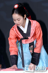 组图：韩星金泰熙穿韩服端庄出席活动