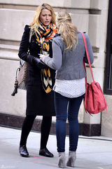 高清组图：布莱克-莱弗利现身《绯闻女孩》片场