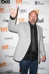 组图：《魔鬼绳结》首映 威瑟斯彭性感露乳沟