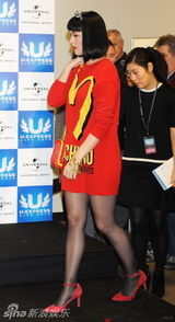 组图：水果姐内八站姿可爱 与少女时代同台搞怪