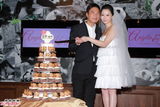 组图：香港艺人钱嘉乐汤盈盈结婚 接吻秀对戒
