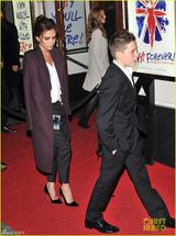 组图：贝克汉姆一家盛装亮相 辣妹摆酷三子型爆