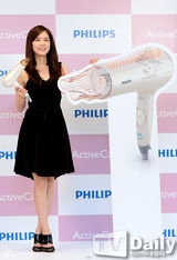 组图：韩星李宝英出席活动性感小黑裙惊艳全场