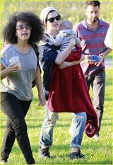 组图：安妮海瑟薇与老公共进晚餐 黑丝秀美腿