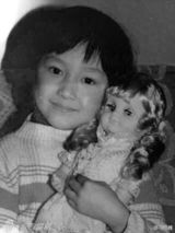 组图：倪妮惬意游古镇 模仿冯绍峰童年照秀恩爱