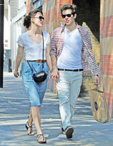 组图：凯拉-奈特利和未婚夫街头热吻