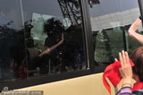 组图：王菲抵昆明备唱  歌迷带红领巾接机