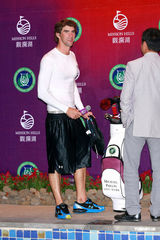 组图：菲尔普斯握高尔夫球杆下水 游泳速度令人惊叹