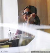 组图：贝嫂携友人喝下午茶 衣着时尚优雅迷人