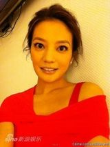 组图：张惠妹新加坡火辣献唱 赵薇携老公捧场