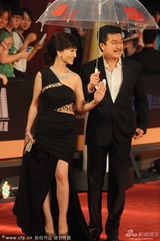 组图：赵雅芝黄锦燊夫妇恩爱亮相电影节红毯