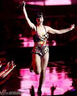 高清组图：凯蒂-佩里孔雀装抢眼 穿改良和服献唱