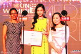 组图：Angelababy获封年度突破女性 黄渤同摘奖