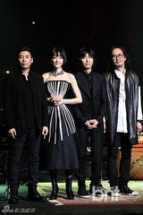 组图：紫雨林回归首唱 女主唱透视装性感